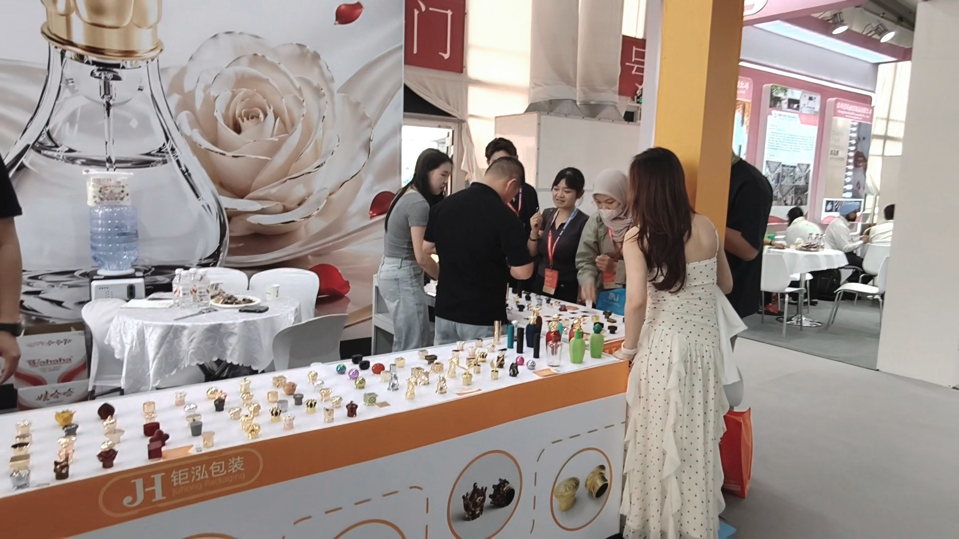 บล็อกบริษัทล่าสุดเกี่ยวกับ Juhong Packaging ประสบความสำเร็จอย่างยิ่งใหญ่ที่งาน CBE Shanghai 2026 ด้วยการนำเสนอหมวกน้ำหอม Zamak สุดหรูเจเนอเรชั่นใหม่