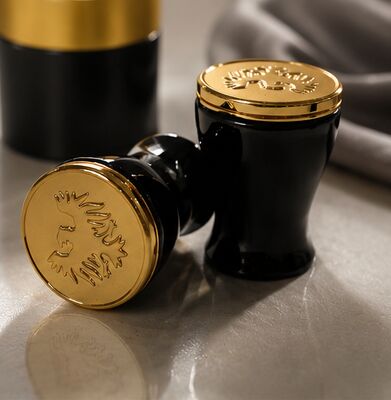 สัญลักษณ์ที่ระบาย Custom Zamac Perfume Cap ด้วยการออกแบบกระดูกทราย และการปิดสีดําและทองคํา